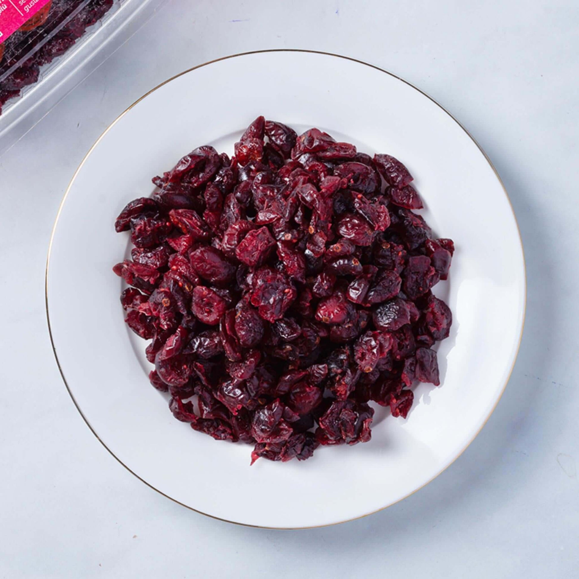 Mirtilli Secchi Naturali su un piatto bianco, dolci e nutrienti, ideali per snack sani.