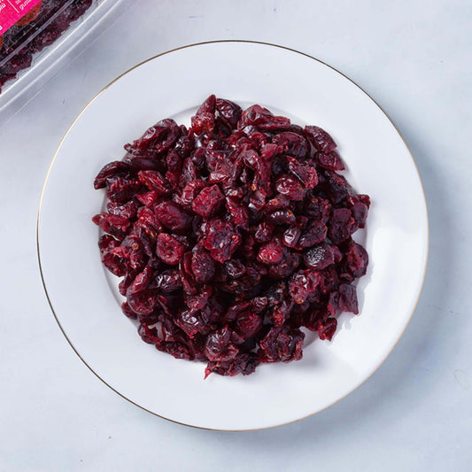 Mirtilli Secchi Naturali su un piatto bianco, dolci e nutrienti, ideali per snack sani.
