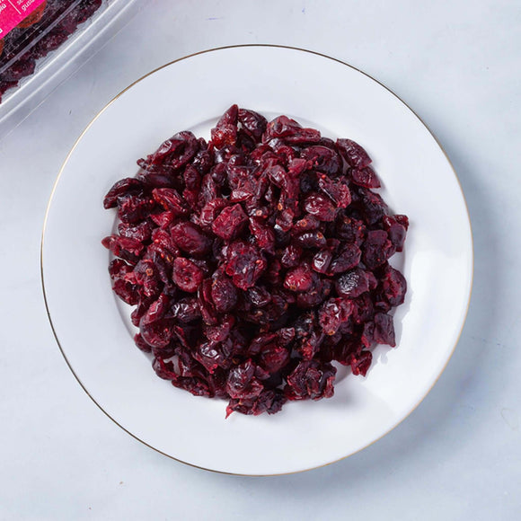 Mirtilli Secchi Naturali su un piatto bianco, dolci e nutrienti, ideali per snack sani.